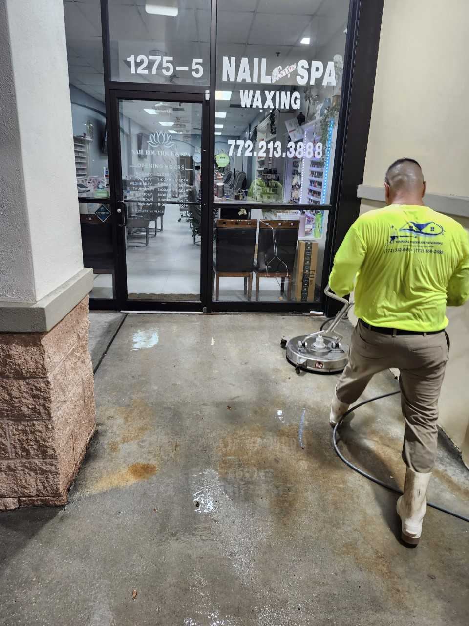 Shopping center pressure washing in Vero Beach, FL